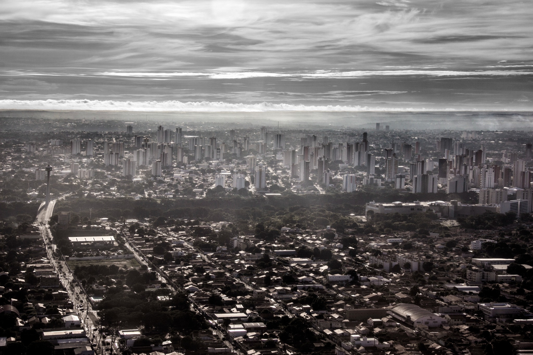Panorama do skyline de Teresina sob um céu de nuvens dramáticas