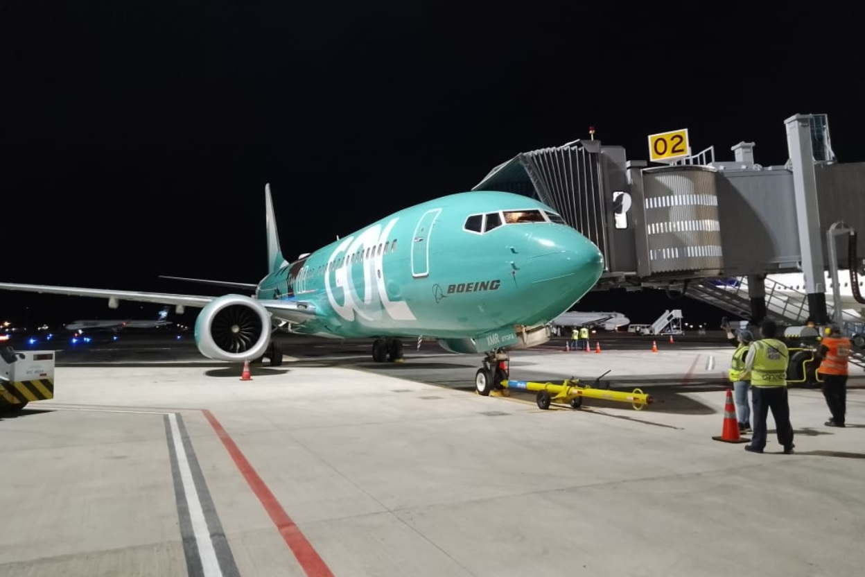 Aeronave da GOL conectada a uma das novas pontes de embarque do Aeroporto Senador Petrônio Portella (THE)