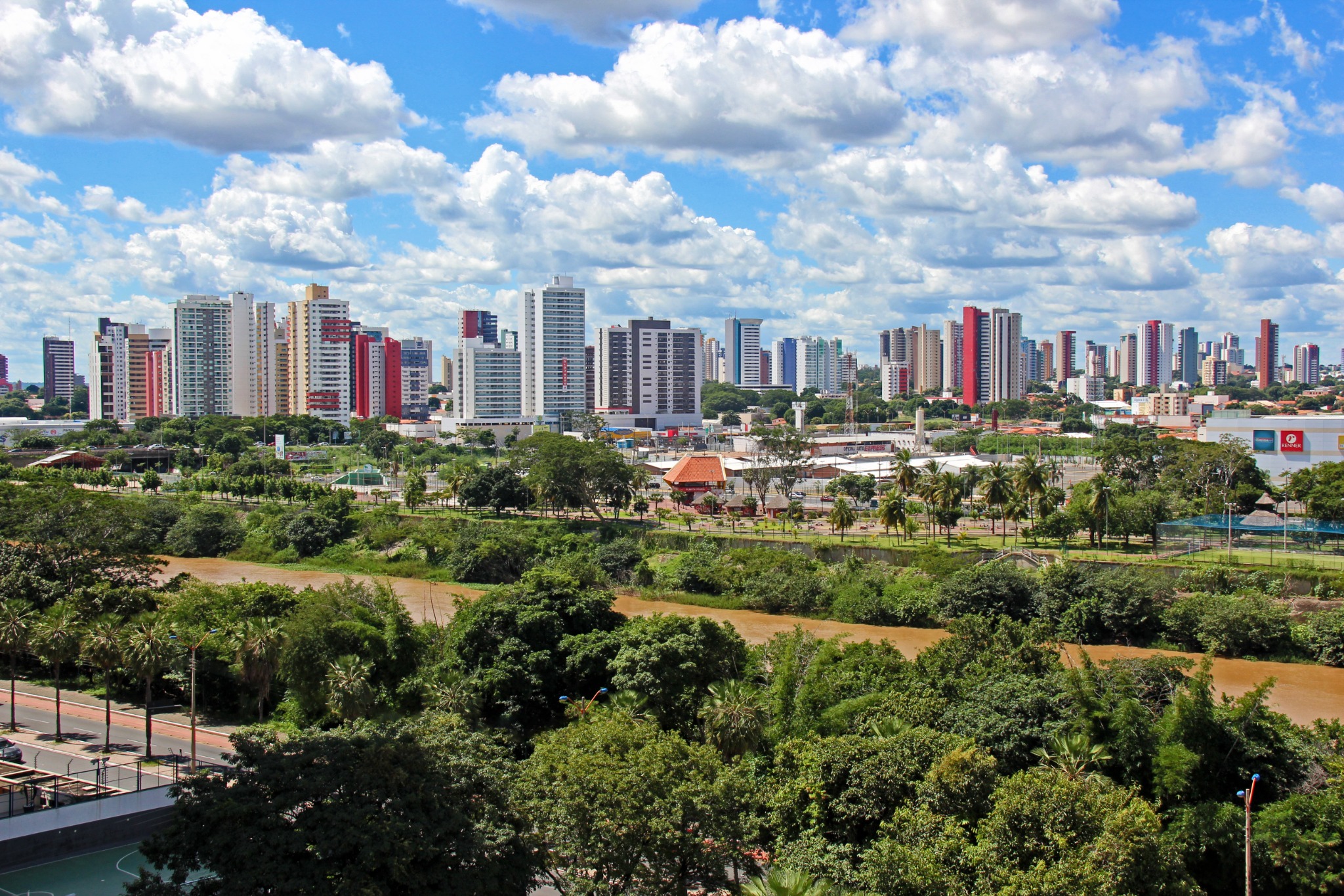 Paisagem urbana de Teresina entre o rio Poty e extensas áreas verdes